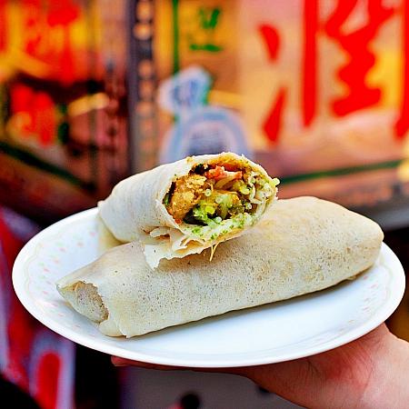 台北の街角で満喫できる潤餅 (ルンビン)。生地にたっぷりのピーナッツ粉をのせ、茹でた野菜やお肉を包んだグルメは最高においしい！