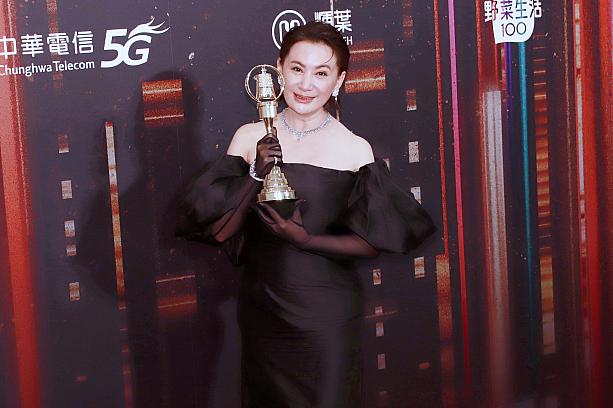 そしてそして、メディアセンターが大いに沸いたのが、「陳亞蘭」が「戲劇節目男主角獎(長編ドラマ主演男優賞)」を獲得したこと。女性が男性を演じたということで男優賞にノミネートされていたわけですが、57回目の金鐘獎で初めて女性が男優賞を受賞したんです。台湾オペラともいわれる「歌仔戲」のスター役者でもある「陳亞蘭」は『嘉慶君遊臺灣』の撮影のために、家を3軒売りにだして資金を集めたのだそう。だから喜びもひとしお！