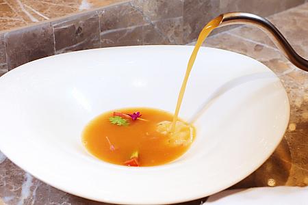 <b>法式蝦湯：エビのビスク風 </b><br>アルゼンチン赤エビをベースに、ブランデーやブイヨンでじっくり煮込んだスープは、エビのエキスたっぷり！濃厚ながらあっさりとした味わいで、仕上げに添えられたレモンオリーブ油と柚子パウダーが爽やかな香りをプラスしています。赤エビは身がしまり、プリっ。それでいて、火を入れ過ぎていないムニっとさも。なんとも美味～！コース始まりから期待が高まります。