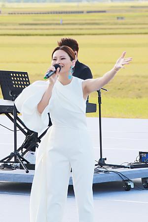 まずは、張雨生の『天天想你』、浅野ゆう子の『セクシー・バス・ストップ』の中国語曲『愛的路上我和你』を歌い、観客の心をつかみます。