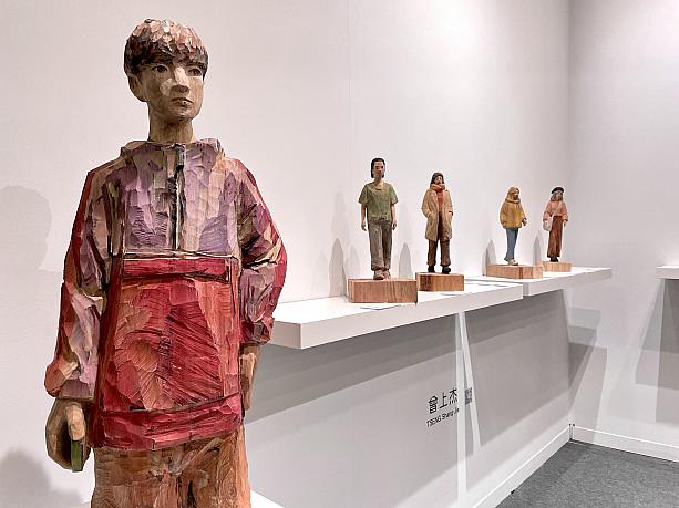 木彫りの正統派なアートの作者は、高雄出身の「曾上杰」さんが創り出したもの。表情もファッションもひとつひとつが違うので見入ってしまいました