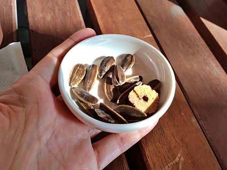 こちらはヒマワリの種とドライナツメ。こちらもショップオリジナルだとか。台湾っぽさを感じるお茶請けもいい感じです。気に入ったらお土産にいかがですか？