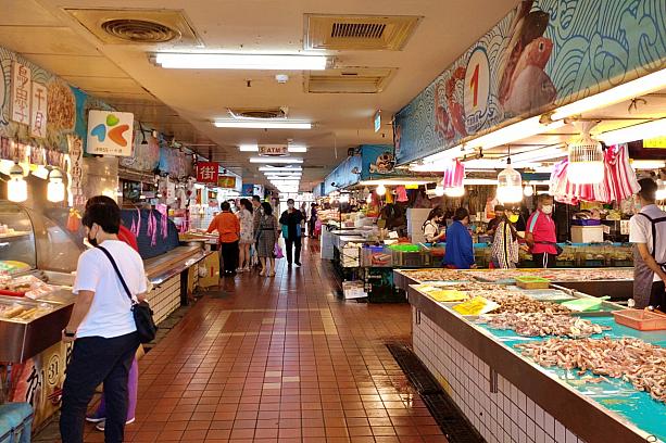 広場の横には海産物のお店が立ち並びますが、お目当ては魚市場の「漁產直銷中心」です。1階は魚介類を扱う店がズラリ。もちろん小売りもやっています。
