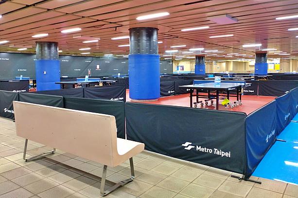 ありました、ズラリと並ぶ卓球台～！駅構内に卓球場があるなんて！こちら9月初旬～正式オープンした「板橋站桌球場(Metro Table Tennis Space)」です。