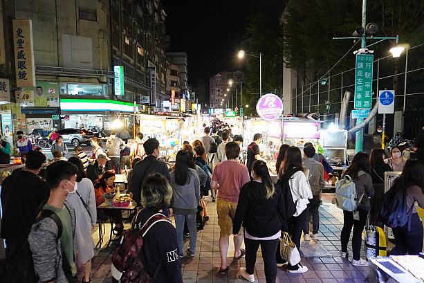 じゃぁ、夜は？もちろん夜市で〆っしょ！というわけで、台北ナビスタッフが大好きな「寧夏夜市」へ！動画を見てもらえばわかるんですが、地元台湾人でかなり盛り上がっています！活気のある夜市ってそれだけで楽しいですよね～！