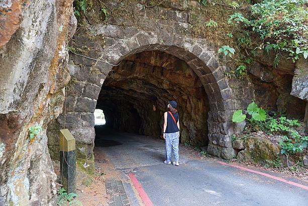 公園をぐるりと回るように歩いていくと、道は「磅坑口」と呼ばれるトンネルに。壁からは水が滴り落ちて神秘的な雰囲気。それをカメラに収めに来る人が後を絶たないとのことですが、今日は滴るどころか吹き出すほど(盛り過ぎか⁉)。こちらも以前の写真でどうぞ～！ここのトンネルは映えるとSNSで度々紹介されていますよ！