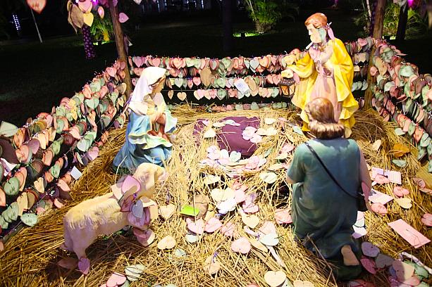 この小屋、キリスト降誕の様子が描写されていました。これは毎年展示されているものですが、落ち葉のようなもの、あれなんだろう⁈