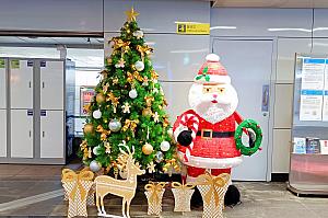 台北車站は台鉄のホールのクリスマスツリーが話題ですが、今年はそこまで足を運ぶ機会がなく……。というわけで、高鉄チケット売り場の近くにいたこちらをご紹介！
