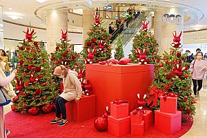 ショッピングモールの中にもクリスマス関連のディスプレイがずらり！ハイブランドの店舗はさすがのセンス！ちなみに展望台もクリスマス仕様になっているそうですよ。