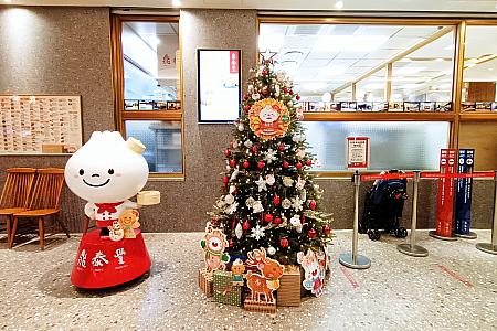 鼎泰豊は毎年マスコットのオーナメントを飾っているクリスマスツリーを設置！