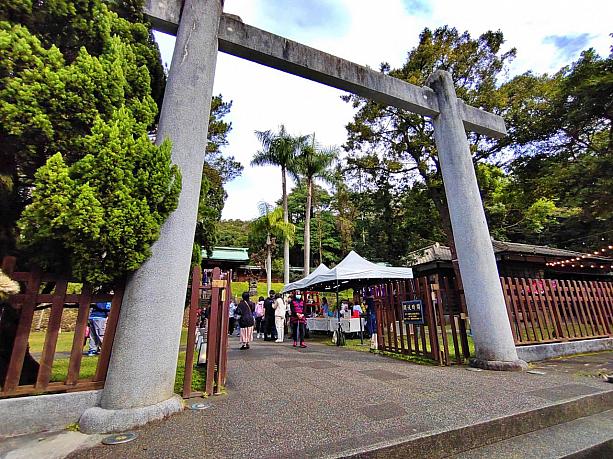 日本情緒が感じられるここは桃園神社。日本統治時代の1937年(昭和12年)、皇民化政策のために建造されました。戦後は忠烈祠として、のちに取り壊しの危機に扮するも、保存を求める声が高まり、保全・修復へ。今、こうしてナビが台湾で日本を感じられるのも台湾のみなさんのおかげです。謝謝～！