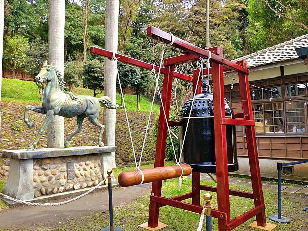 参道(階段)の手前には銅の馬と鐘が。馬は日本時代の遺物で、両脇の腹部には菊の御紋が記されています。一方、鐘の方は真新しいですね。大晦日には鐘撞イベントが行われたみたい。