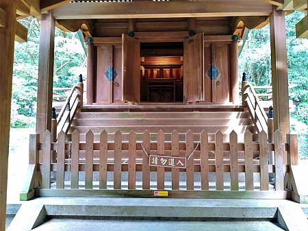 コンパクトな本殿。立ち入ることはできませんが、外から拝みます。回廊には台湾産のヒノキが使われているそうです。