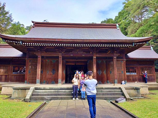 ナビのように日本に行けない人たちは、ここで偽り日本旅行を楽しんでいるのでしょうか？拜殿の前では撮影をする人の姿が後を絶ちません。
