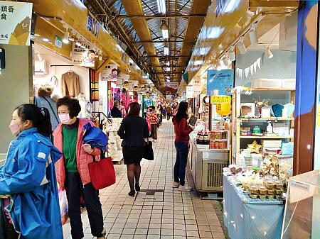「新富町文化市場」を出ると、そこは新富市場。細い路地の両脇に所狭しと店々が並び、台湾主婦たちが日々のお買い物をしています。