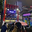台北市の大晦日ライブイベント「台北跨年晚會」の会場には多くの人が駆け付けていましたが、ナビは「香堤大道廣場」にあったスクリーンで鑑賞。ナビのようにここで大晦日ライブを楽しんでいる人も多かったですよ！