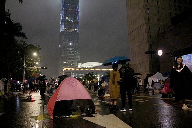 うわぁ～！テントを持参して、雨風をしのぐ賢い人も～！それは思いつかなかった！！
