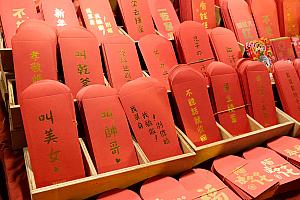 ちなみに台湾のお年玉袋「紅包袋」はお金を折らず、そのまま入れます。毎年美しいものからユニークなものまで色々見られるのも、ナビのひそかな楽しみ！ただただ大きい紅包袋には「hen大包」の文字があったりして、くすっと笑えるんです。