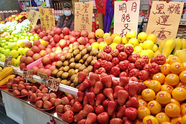 フルーツもた～くさんっ！真夏ほど台湾らしい果物は並んでいませんが、蓮霧(ワックスアップル)や蜜棗(ナツメ)、木瓜(パパイヤ)などが山積みに。それらに混ざって日本産のリンゴ(台湾で人気！)も並びます。