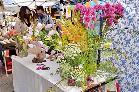 台湾らしい切り紙のお店に、珍しい生花をお花屋さん。目の前でブーケを作ってくれるようです。