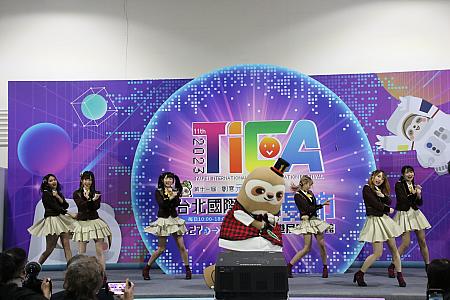 開会式のゲスト「AKB48 Team TP」の6人は、『ヘビーローテーション』の中国語版の歌だけでなく、中華動漫出版同業協進會のマスコット「漫寶(Manbo)」とコラボでダンスも披露し、見ていた人たちをメロメロに♡