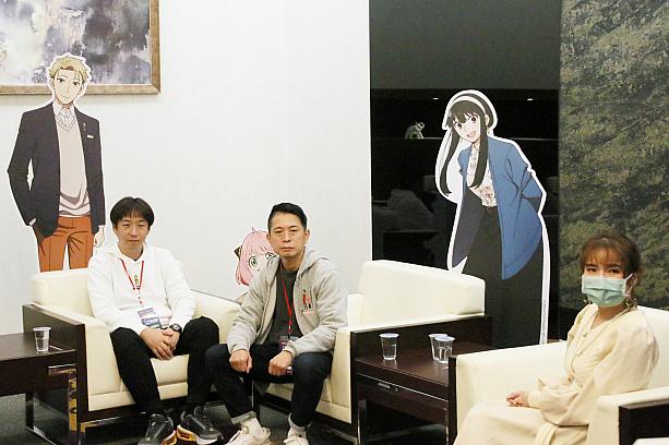 ナビは「SPY X FAMILY」に夢中なので、初日に行われたアニメ「SPY X FAMILY」の座談会(facebook、YoutubeでLIVE中継)を超楽しみにしていました。<br>左から総作画監督の浅野恭司さん、制作会社ウィットスタジオの中武哲也さん、進行役で台湾中国語版のアーニャの声を担当している連思宇さん