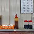 テーブルの上、もしくは棚の上に置かれている醤油(ベジタリアンでニンニクNGな人は普通の醤油）をお好みでかけていただきます。ナビはスプーン3杯くらいをドボドボドボ～。