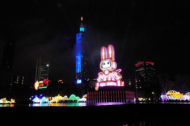 年々会場が広大になっていく「台灣燈會(台湾ランタンフェスティバル)」。1日では絶対巡れないほどの大きさです。というわけで、台北の滞在時間が短いなら、メインランタン「玉兔壯彩」がある中央展區(中央展示エリア)を中心に巡るべし！