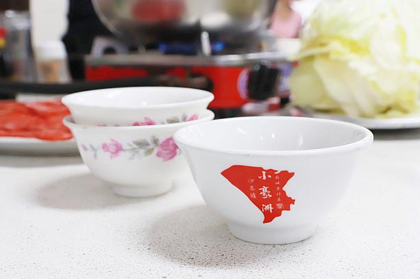 ココ「小豪洲沙茶爐」は1960年代初頭にオープンした、台湾ではいわば老舗の火鍋屋さん。店名からてっきりオーストラリアと関係あるのかと思えば、秘伝の味を教えてくれた叔父さん、陳豪洲氏の名前をいただいたそうです。よくよく考えれば、中国語でオーストラリアは澳洲だし……(汗)。