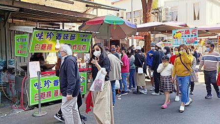 ここに来る前に通りかかった別の屋台も長～い行列。やっぱり「白糖粿」は台南で人気なんですねー！