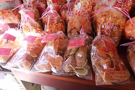 小さなものから大きなものまで、さまざまなテイストのエビせんべいが所狭しと並びます。