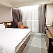 本日ナビがステイしたのは、Deluxe King Room(豪華一大床)。スーツケースもラクラク広げられるダブルルームです。2人でも十分すぎる広さで快適ですが、ただ1つ、ソファーが1つだけ～(涙)。じゃんけんぽんで決めるかな？