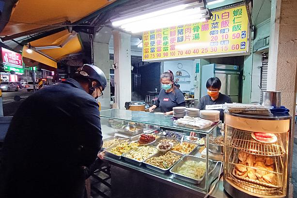 「台南に来たら、ご当地グルメ食べるでしょ！」と、やってきたのが、「東門圓環蝦仁飯」です。そう、数ある台南グルメの中から、本日は蝦仁飯(エビごはん)にチャレンジです！