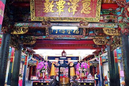 このエリアでお参りといえば、迪化街にある「大稻埕霞海城隍廟」を真っ先に思い浮かべるのではないでしょうか？恋愛の神様(月下老人)はあまりにも有名です。一方、ここ「慈聖宮」には海の女神(航海・漁業の神)・媽祖がまつられています。台湾では人気の、道教の神様なんですよ。