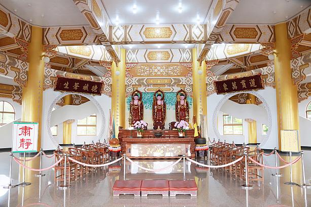 一般に台湾の寺廟は真っ赤＆金ぴかなイメージですが、こちらの堂内はシックなゴールド。