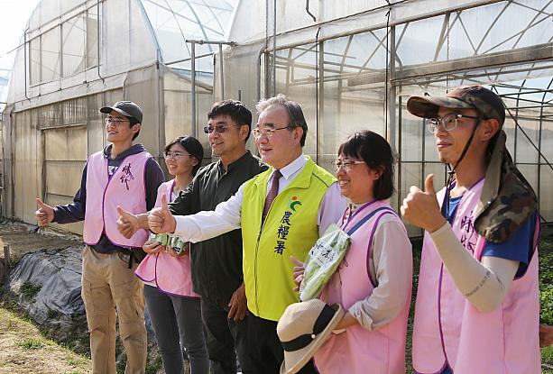 記念撮影に応じているのは、行政院農業委員会農糧署の「胡忠一」署長(中央)です。胡署長によると台湾では政府が有機栽培を積極的に推進しており、農地1ヘクタール当たり3万元の補助金を出したり、有機認証にかかる費用の大部分を政府が負担しているそう。また、有機栽培は台湾全体の栽培面積の2.42％を占め、これはアジアでも一番高い割合なのだそうです。台湾のスーパーでは有機野菜の値段はそこまで高くないのですが、これは政府の補助があるからなんですね！