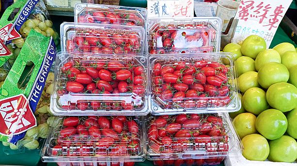 おなじみの果物も並びます。その1つがプチトマト。「これは野菜でしょ！」と思うところですが、台湾ではフルーツの立ち位置なんです。食べれば納得、とっても甘いんですよ。