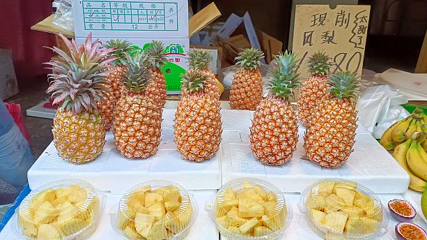 まず出合ったのがパイナップル。ずらり並べられたパインは、葉の大きさも、そのお姿もそれぞれ違って個性的です。どれも美しい＆おいしそう！……なのですが、台湾農産物の達人曰く「鮮やかな黄色の下膨れ型が美味」なんだとか。さて、この中だったらどれかな？