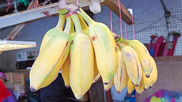 ぶら下がっているのは、台湾バナナ～♪小さめサイズだから「旦蕉」かな？？台湾で流通しているバナナは実にさまざま種類があるんです。いろいろトライしてみてはいかが？