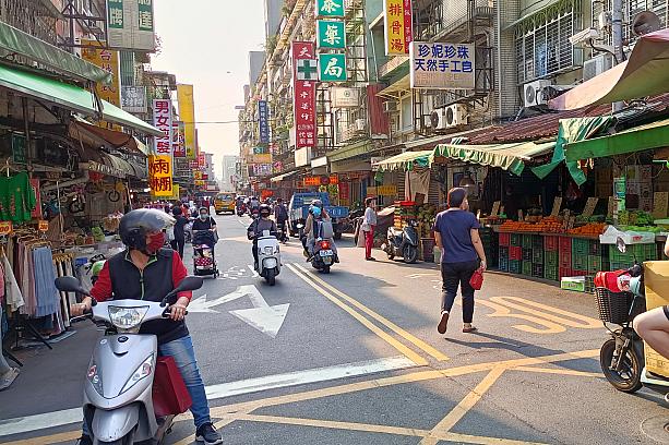 朝から夜までにぎやかな地元密着の「虎林市場」。台湾らしさを感じにのぞいてみてはいかがですか？