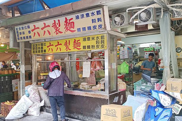 こちらは麺屋さんですが、麺が食べられるお店ではなく、作りたての生麺を売る製麺所。本場の麺をお土産にしちゃう？