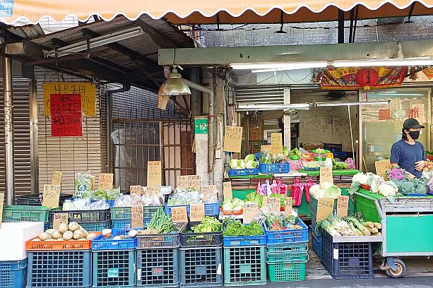 ここ「虎林市場」は夕暮れ時にも営業している台北では数少ない黄昏市場でもあるんです。朝とは一部店を替え、いくつかは午後もそのまま営業し、16時ごろから再び熱気を帯び始めます。なんと20時近くまでにぎわうのだとか！