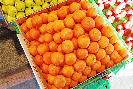 ミカンを見ていたら、「味見してみて！台湾のよ、おいしいから」って！茂谷柑(マーコットオレンジ)は糖度が高くて本当に甘～い♪