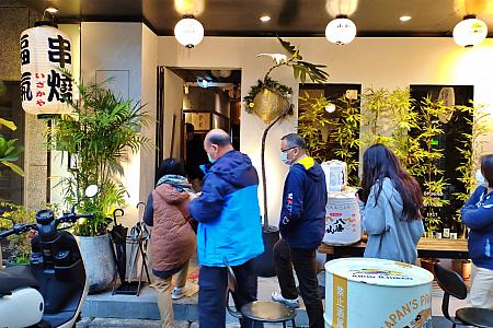 場所は新竹市政府の割とすぐそば。ピーナッツバターで有名な「福源花生醬」も近くにあります。時間ぴったりにオープンすると、みなさん続々と入店です。