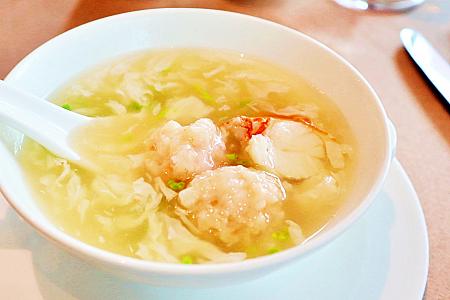 「龍蝦翡翠蝦羹」はあっさりなのに、しっかりとした味わいのとろみスープです。ロブスターはぷりぷりっ♪エビのすり身団子はふっくら♪