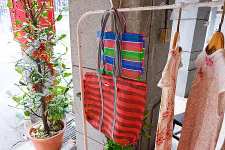台北ナビでもご紹介している「小花園」さんが販売していましたよ！ほかの人ととひと味違う「茄芷袋」を持ちたいなら、是非利用してみてくださいね。バッグの色や刺繍など色々組み合わせてカスタマイズしてくれますよ！