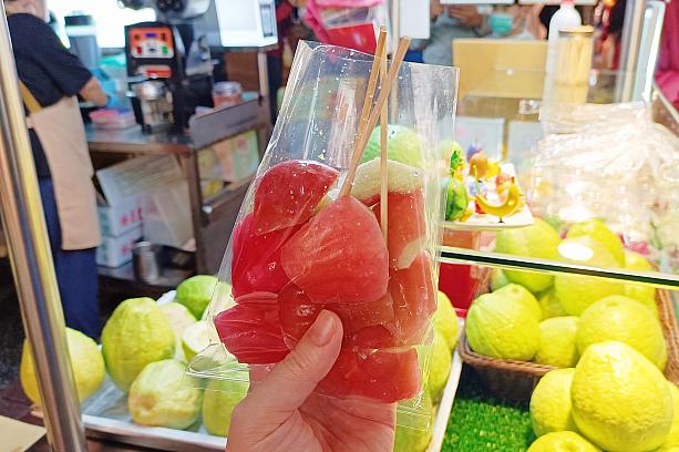 せっかく台湾に来たし、台湾フルーツ食べようよ！ということで、「蓮霧(レンブ)」を購入。シャカシャカとした独特の食感でさっぱりおいしい！