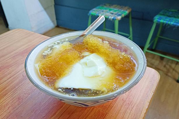 台湾人のナビ友は「黒岩」の豆花が大好きということで、豆花をチョイス！シャリシャリ氷が黒糖味ってのが好きなポイントみたいです。