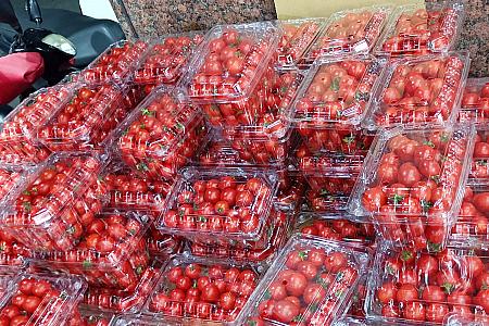 日本で野菜に分類されるトマトは、台湾の八百屋さんと果物屋さん、どちらでも売られています。そうなんです、台湾でトマトは野菜であり果物でもあるんです。