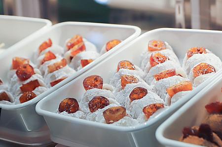 休憩のお供にしたい桔醬丸子49元は、甘酸っぱいカラマンシーのソースをかけた串団子。ほかにもキンカンやリュウガンをトッピングした大福など、日台がコラボしたアイディアあふれるスイーツが楽しめます。